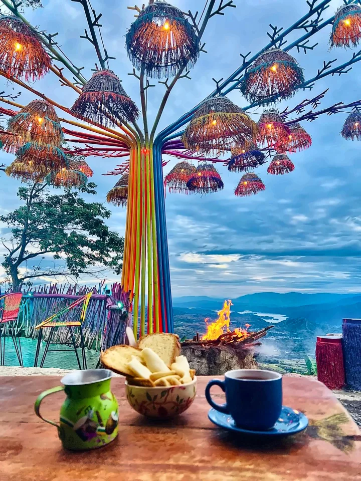 Coffee, bread and a campfire at a Huila viewpoint at dusk